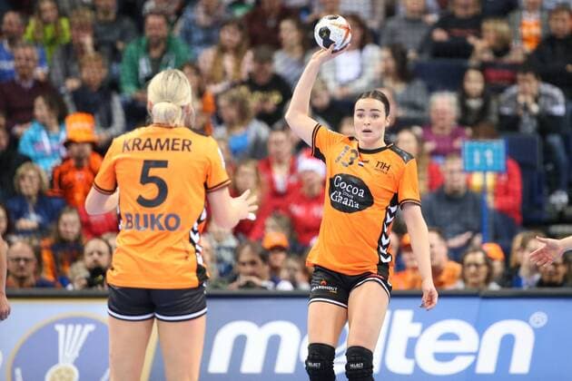 Niederlande - Norwegen, 23. IHF Handball-Weltmeisterschaft der Frauen; Hamburg, 15.12.17 Hamburg, 15.12.17, Handball, 23. IHF Handball-Weltmeisterschaft der Frauen, Halbfinale, Niederlande - Norwegen : Yvette Broch (Niederlande, 13), Jessy Kramer (Niederlande, 05)