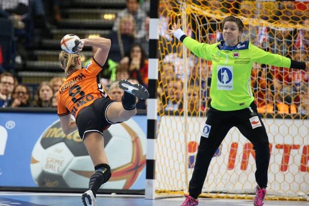 Niederlande - Norwegen, 23. IHF Handball-Weltmeisterschaft der Frauen; Hamburg, 15.12.17 Hamburg, 15.12.17, Handball, 23. IHF Handball-Weltmeisterschaft der Frauen, Halbfinale, Niederlande - Norwegen : Lois Abbingh (Niederlande, 08), Kari Aalvik Grimsboe (Norwegen, 01)