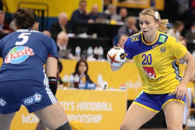 Schweden - Frankreich, 23. IHF Handball-Weltmeisterschaft der Frauen; Hamburg, 15.12.17 Hamburg, 15.12.17, Handball, 23. IHF Handball-Weltmeisterschaft der Frauen, Halbfinale, Schweden - Frankreich : Isabell Gullden (Schweden, 20), Camille Ayglon Saurina (Frankreich, 05)