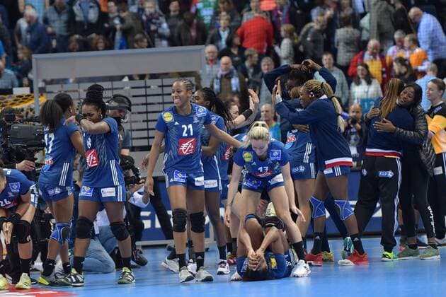 Handball, WM Damen, Schweden - Frankreich GER, HBL, 23 IHF Frauen Handball Weltmeisterschaft, Halbfinale, Schweden vs Frankreich 15.12.17, Barcleycard Arena Hamburg, GER, HBL, 23 IHF Frauen Handball Weltmeisterschaft, Halbfinale, Schweden vs Frankreich, im Bild die Mannschaft von Frankreich jubelt ueber den Einzug in das Finale