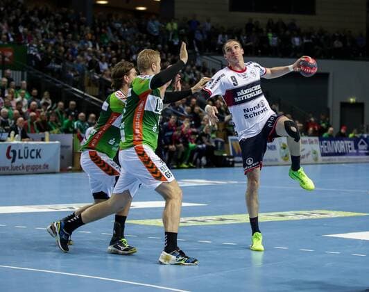 Deutschland,Wetzlar, Rittal-Arena, 17.12.2017, Handball,1. DKB Bundesliga, 17. Spieltag, HSG Wetzlar - SG Flensburg-Handewitt Bild: li.Olle Forsell Schefvert (HSG Wertzlar, 25),mi.Anton Lindskog (HSG Wertzlar, 66) ,re.Holger Glandorf (Flensburg-Handewitt, 9) Copyright: HMBxMedia ThomasxJäger