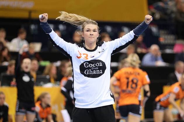 Handball, WM, Damen, Niederlande - Schweden Niederlande - Schweden, 23. IHF Handball-Weltmeisterschaft der Frauen; Hamburg, 17.12.17 Hamburg, 17.12.17, Handball, 23. IHF Handball-Weltmeisterschaft der Frauen, Spiel um Platz 3, Niederlande - Schweden : Jubel Freude über gehaltenen Ball bei Tess Wester (Niederlande, 33)