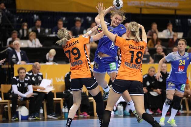 Handball, WM, Damen, Niederlande - Schweden Niederlande - Schweden, 23. IHF Handball-Weltmeisterschaft der Frauen; Hamburg, 17.12.17 Hamburg, 17.12.17, Handball, 23. IHF Handball-Weltmeisterschaft der Frauen, Spiel um Platz 3, Niederlande - Schweden : Isabell Gullden (Schweden, 20), Estavana Polman (Niederlande, 79), Kelly Dulfer (Niederlande, 18)