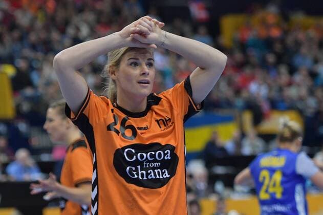 Handball, WM, Damen, Niederlande - Schweden GER, IHF WM 2017, Spiel um Platz 3, Schweden vs Niederlande 17.12.17, Barcleycard Arena Hamburg, GER, IHF WM 2017, Spiel um Platz 3, Schweden vs Niederlande, im Bild Angela Malestein(Niederlande 26) nachdenklich