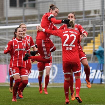 Spielerinnen des FC Bayern München mit Torjubel, Jubel, Torjubel, Torerfolg, celebrate the goal, goal, celebration, Jubel ueber das Tor zum 2:0 durch Gina Lewandowski (FC Bayern München, FCB, 2) (1.v.re.), optimistisch, Action, Aktion, Fussball,Allianz Frauen-Bundesliga, FC Bayern München - 1. FFC Frankfurt,