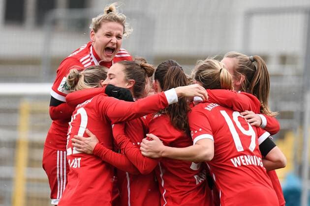 Spielerinnen des FC Bayern München mit Torjubel, Jubel, Torjubel, Torerfolg, celebrate the goal, goal, celebration, Jubel ueber das Tor zum 2:0 durch Gina Lewandowski (FC Bayern München, FCB, 2) (3.v.li.), optimistisch, Action, Aktion, Fussball,Allianz Frauen-Bundesliga, FC Bayern München - 1. FFC Frankfurt,