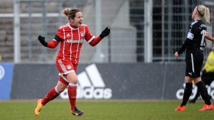 v.li.: Nicole Rolser (FC Bayern München, FCB, 29) mit Torjubel, Jubel, Torjubel, Torerfolg, celebrate the goal, goal, celebration, Jubel ueber das Tor zum 1:0 durch Nicole Rolser (FC Bayern München, FCB, 29), optimistisch, Action, Aktion, Nadine Anstatt (1.FFC Frankfurt, 17) enttäuscht schauend, Enttäuschung, Frustration, disappointed, pessimistisch, Fussball,Allianz Frauen-Bundesliga, FC Bayern München - 1. FFC Frankfurt,