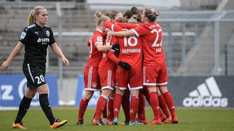 v.li.: Laura Störzel (Stoerzel, 1.FFC Frankfurt, 20) enttäuscht schauend, Enttäuschung, Frustration, disappointed, pessimistisch, Spielerinnen des FC Bayern München mit Torjubel, Jubel, Torjubel, Torerfolg, celebrate the goal, goal, celebration, Jubel ueber das Tor zum 1:0 durch Nicole Rolser (FC Bayern München, FCB, 29) (verdeckt), optimistisch, Action, Aktion, Fussball,Allianz Frauen-Bundesliga, FC Bayern München - 1. FFC Frankfurt,
