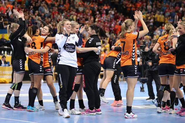 Handball, WM, Damen, Niederlande - Schweden Niederlande - Schweden, 23. IHF Handball-Weltmeisterschaft der Frauen; Hamburg, 17.12.17 Hamburg, 17.12.17, Handball, 23. IHF Handball-Weltmeisterschaft der Frauen, Spiel um Platz 3, Niederlande - Schweden : Jubel nach Sieg