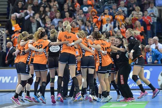 Handball, WM, Damen, Niederlande - Schweden GER, IHF WM 2017, Spiel um Platz 3, Schweden vs Niederlande 17.12.17, Barcleycard Arena Hamburg, GER, IHF WM 2017, Spiel um Platz 3, Schweden vs Niederlande, im Bild die Niederlaendische Mannschaft jubelt ueber den Sieg und damit das Erreichen des 3.Platzes
