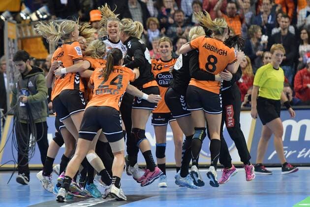 Handball, WM, Damen, Niederlande - Schweden GER, IHF WM 2017, Spiel um Platz 3, Schweden vs Niederlande 17.12.17, Barcleycard Arena Hamburg, GER, IHF WM 2017, Spiel um Platz 3, Schweden vs Niederlande, im Bild die Niederlaendische Mannschaft jubelt ueber den Sieg und damit das Erreichen des 3.Platzes