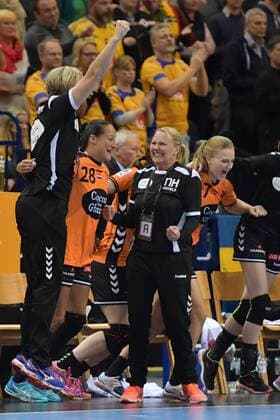 Handball, WM, Damen, Niederlande - Schweden GER, IHF WM 2017, Spiel um Platz 3, Schweden vs Niederlande 17.12.17, Barcleycard Arena Hamburg, GER, IHF WM 2017, Spiel um Platz 3, Schweden vs Niederlande, im Bild die Niederlaendische Mannschaft jubelt mit Trainerin Helle Thomasen (Niederlande) ueber den Sieg und damit das Erreichen des 3.Platzes