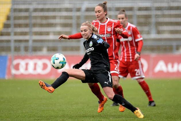 v.li.: Jackie Groenen (1.FFC Frankfurt, 14) Gina Lewandowski (FC Bayern München, FCB, 2) im Zweikampf, Duell, duel, tackle, Dynamik, Action, Aktion, Fussball,Allianz Frauen-Bundesliga, FC Bayern München - 1. FFC Frankfurt,