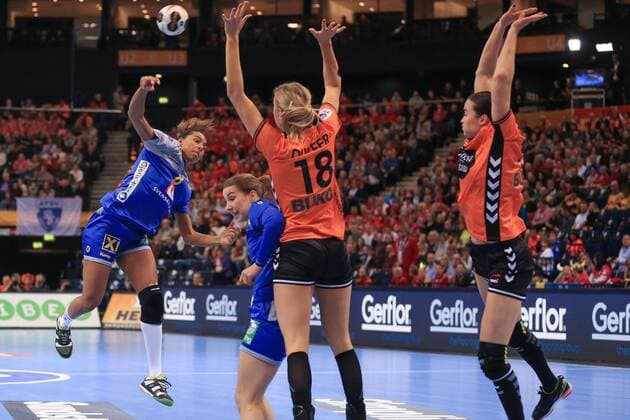 Handball, WM, Damen, Niederlande - Schweden Deutschland, Hamburg , Barcleycard Arena , Handball , Weltmeisterschaft der Frauen , Spiel um Platz 3 , Schweden - Niederlande , Jamina Roberts ( SWE ) Kelly Dulfer ( NED )