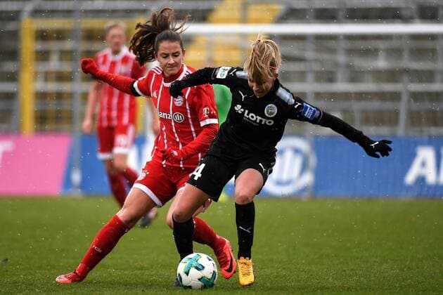 v.li.: Sara Ilonka Däbritz (Sara Daebritz, FC Bayern München, FCB, 33) Jackie Groenen (1.FFC Frankfurt, 14) im Zweikampf, Duell, duel, tackle, Dynamik, Action, Aktion, Fussball,Allianz Frauen-Bundesliga, FC Bayern München - 1. FFC Frankfurt,