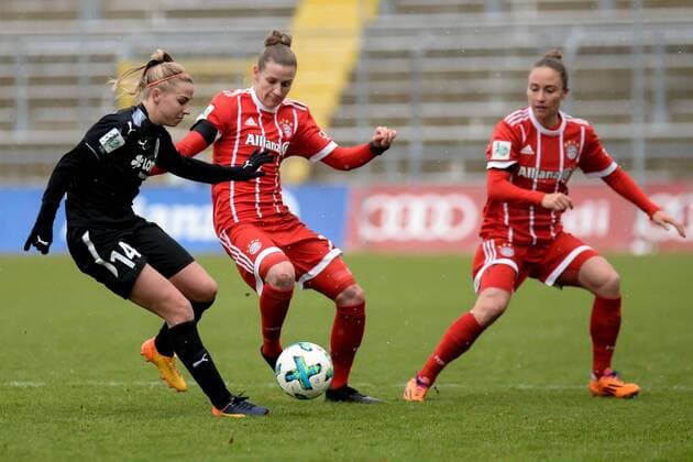 v.li.: Jackie Groenen (1.FFC Frankfurt, 14) Verena Faißt (Faisst, Feisst, Feist, Faist, FC Bayern München, FCB, 22) Gina Lewandowski (FC Bayern München, FCB, 2) im Dreikampf, Duell, duel, tackle, Dynamik, Action, Aktion, Fussball,Allianz Frauen-Bundesliga, FC Bayern München - 1. FFC Frankfurt,