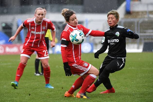 v.li.: Nicole Rolser (FC Bayern München, FCB, 29) Kumi Yokoyama (1.FFC Frankfurt, 10) im Zweikampf, Duell, duel, tackle, Dynamik, Action, Aktion, Fussball,Allianz Frauen-Bundesliga, FC Bayern München - 1. FFC Frankfurt,