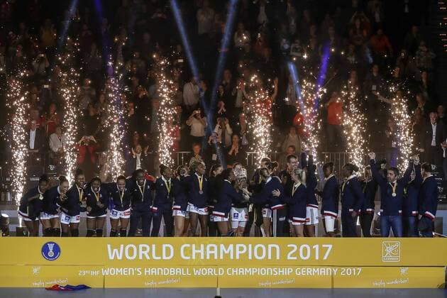 Handball, WM, Damen, Siegerehrung Frankreich - Norwegen, 23. IHF Handball-Weltmeisterschaft der Frauen; Hamburg, 17.12.17 Hamburg, 17.12.17, Handball, 23. IHF Handball-Weltmeisterschaft der Frauen, Finale, Frankreich - Norwegen : Sieger Frankreich, Goldmedaille
