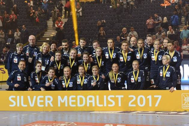 Handball, WM, Damen, Siegerehrung GER, IHF WM 2017, Finale, Frankreich vs Norwegen 17.12.17, Barcleycard Arena Hamburg, GER, IHF WM 2017, Finale, Frankreich vs Norwegen, im Bild Silber geht an die Norwegische Mannschaft