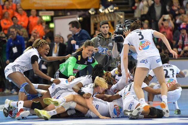 Themen der Woche - SPORT Themen der Woche - SPORT Bilder des Tages - SPORT Handball, WM, Damen, Frankreich ist Weltmeister GER, IHF WM 2017, Finale, Frankreich vs Norwegen 17.12.17, Barcleycard Arena Hamburg, GER, IHF WM 2017, Finale, Frankreich vs Norwegen, im Bild die Franzoesische Mannschaft jubelt ueber den Weltmeistertitel und den Sieg