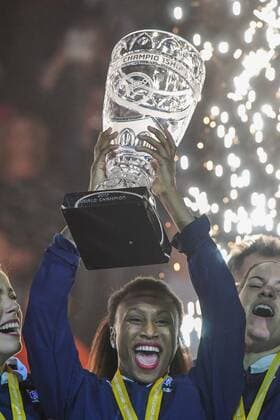Bilder des Tages - SPORT Handball, WM, Damen, Frankreich ist Weltmeister Deutschland, Hamburg , Barcleycard Arena , Handball , Weltmeisterschaft der Frauen , Spiel um Platz 3 , Schweden - Niederlande , Frankreich ist Frauen Weltmeister Siraba Dembele ( FRA ) mit dem Pokal Trophäe
