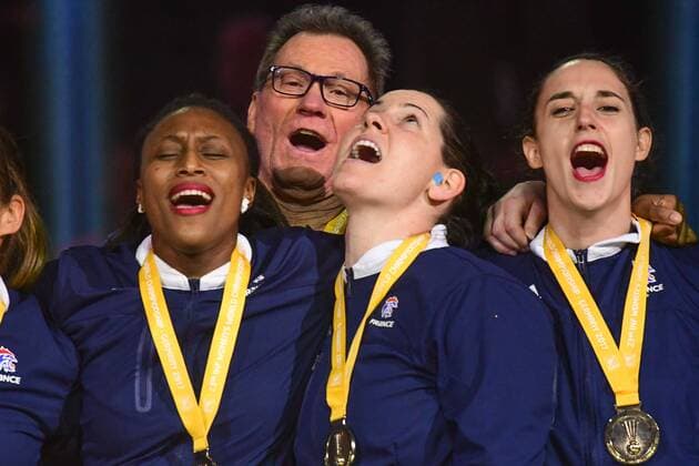 Handball, WM, Damen, Frankreich ist Weltmeister Deutschland, Hamburg , Barcleycard Arena , Handball , Weltmeisterschaft der Frauen , Finale , Frankreich - Norwegen , Frankreich ist Frauen Weltmeister Trainer Olivier Krumbholz ( FRA ) singt mit seien Spielerinnen
