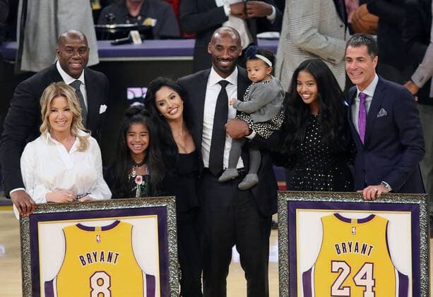 Bilder des Tages - SPORT December 18, 2017 - Los Angeles, California, U.S - (L-R) Magic Johnson, Jeanie Buss, Kobe Bryant, wife Vanessa Bryant and daughters Gianna Maria Onore, Natalia Diamante, Bianka Bella and Rob Pelinka pose during Kobe Bryant s jersey retirement ceremony at halftime of a basketball game between the Los Angeles Lakers and the Golden State Warriors at Staples Center on Monday December 18, 2017 in Los Angeles, California. Kobe Bryant s Jerseys are Retired - ZUMAp124 20171218_zaa_p124_028 Copyright: xBurtxHarrisx
