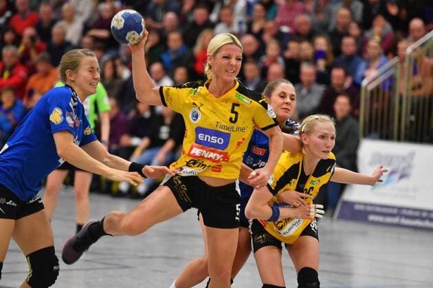 am Ball: Jurgita Markeviciute (Rödertal), links: Gisa Klaunig (Blomberg), Handballclub Rödertal gegen HSG Blomberg-Lippe, Handball, 1. Liga der Frauen, 1. Bundesliga, Rödertalbienen, HCR, Großröhrsdorf, Saison 2017 2018, 27.12.2017,