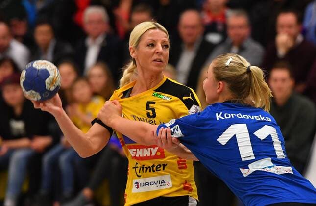 am Ball: Jurgita Markeviciute (Rödertal) gegen Kamila Kordovska (Blomberg), Handballclub Rödertal gegen HSG Blomberg-Lippe, Handball, 1. Liga der Frauen, 1. Bundesliga, Rödertalbienen, HCR, Großröhrsdorf, Saison 2017 2018, 27.12.2017,