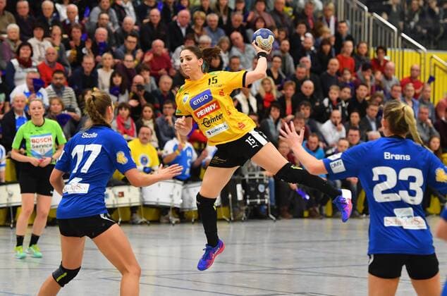 am Ball: Tamara Bösch (Rödertal), Nr.: 17: Alicia Stolle (Blomberg), Handballclub Rödertal gegen HSG Blomberg-Lippe, Handball, 1. Liga der Frauen, 1. Bundesliga, Rödertalbienen, HCR, Großröhrsdorf, Saison 2017 2018, 27.12.2017,