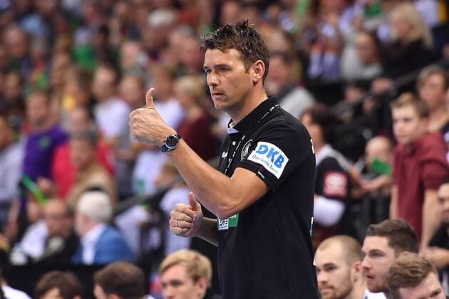 Christian PROKOP ,Bundestrainer,Trainer (GER),Gestik, thumb up,Daumen hoch, Einzelbild,angeschnittenes Einzelmotiv,Halbfigur,halbe Figur. Handball Laenderspiel Deutschland - Island, am 05.01.2018,P O R S C H E A R E N A Stuttgart.