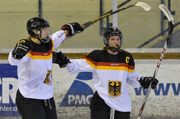 Bilder des Tages SPORT GER, Nations Cup 2018, Deutschland (GER) vs Kanada (CAN) 06.01.2018, BLZ Arena, Füssen, GER, Nations Cup 2018, Deutschland (GER) vs Kanada (CAN), im Bild Torjubel nach Tor zum 1:3, Yvonne Rothemund (GER, 10), Julia Zorn (GER, 8)