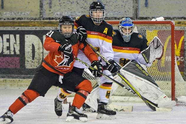 GER, Nations Cup 2018, Deutschland (GER) vs Kanada (CAN) 06.01.2018, BLZ Arena, Füssen, GER, Nations Cup 2018, Deutschland (GER) vs Kanada (CAN), im Bild Hannah Miller (CAN, 21), Rebecca Graeve (GER, 9), Franziska Albl (GER, 95)