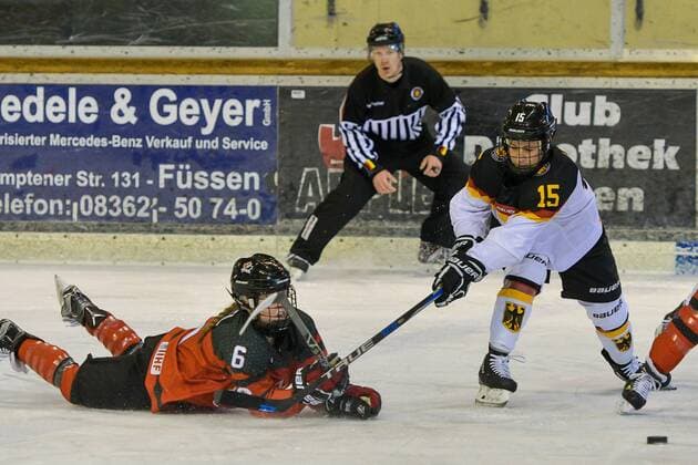 GER, Nations Cup 2018, Deutschland (GER) vs Kanada (CAN) 06.01.2018, BLZ Arena, Füssen, GER, Nations Cup 2018, Deutschland (GER) vs Kanada (CAN), im Bild Loren Gabel (CAN, 6), Andreas Lanzl (GER, 15)