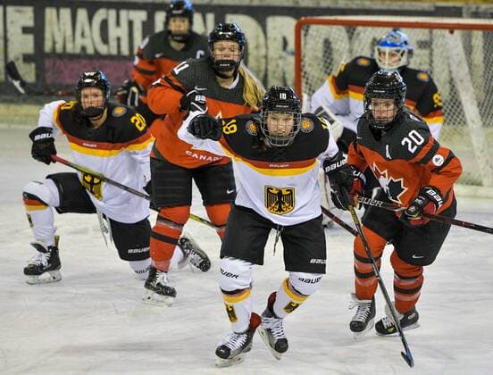 GER, Nations Cup 2018, Deutschland (GER) vs Kanada (CAN) 06.01.2018, BLZ Arena, Füssen, GER, Nations Cup 2018, Deutschland (GER) vs Kanada (CAN), im Bild Bernadette Karpf (GER, 18), Viktoria Bach (CAN, 20)