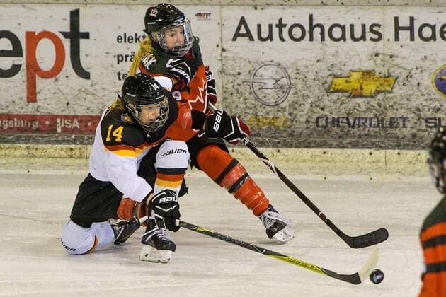 GER, Nations Cup 2018, Deutschland (GER) vs Kanada (CAN) 06.01.2018, BLZ Arena, Füssen, GER, Nations Cup 2018, Deutschland (GER) vs Kanada (CAN), im Bild Carina Strobel (GER, 14), Micah Zandee-Hart (CAN, 46)
