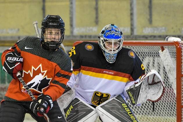 GER, Nations Cup 2018, Deutschland (GER) vs Kanada (CAN) 06.01.2018, BLZ Arena, Füssen, GER, Nations Cup 2018, Deutschland (GER) vs Kanada (CAN), im Bild Emma Maltais (CAN, 11), Franziska Albl (GER, 95)