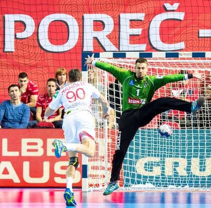 12.05.2017, Zatika Centre, Porec, CRO, EHF EM, Herren, Weissrussland vs Oestereich, Gruppe B, im Bild v.l. Hleb Harbuz (BLR), Thomas Bauer (AUT) during the preliminary round, group B match of the EHF men s Handball European Championship EM Europameisterschaft between Belarus and Austria at the Zatika Sport Centre in Porec, Croatia on 2017 05 12. Porec