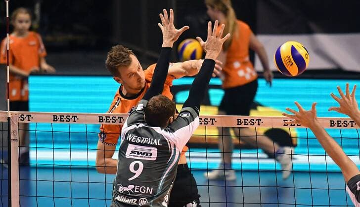 Steven Marshall (BR Volleys), beim Schmetterball, vorne Dirk Westphal (Düren), BR Volleys Berlin - SWD powervolleys Düren Deutsche Volleyball Liga, Saison 2017 2018, Herren, Männer, Männer, men, Volleyball, Deutschland, Germany, Max-Schmeling-Halle Berlin, 14.1.2018