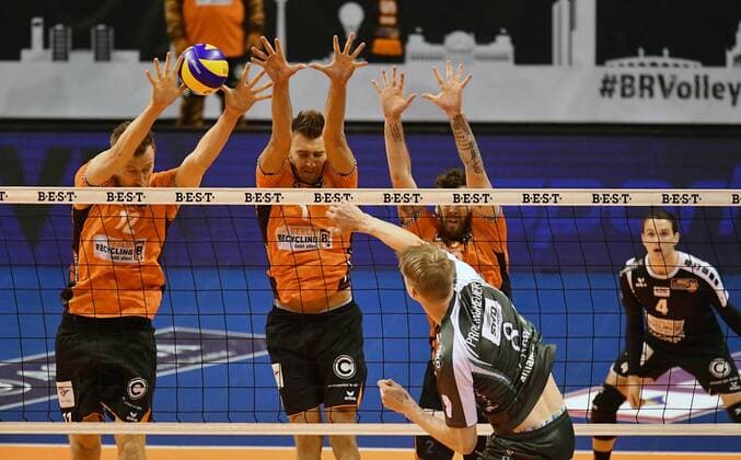 Marvin Prolingheuer (Düren), beim Schmetterball, hinten Paul Carroll (BR Volleys), Georg Klein (BR Volleys), Steven Marshall (BR Volleys), beim Block BR Volleys Berlin - SWD powervolleys Düren Deutsche Volleyball Liga, Saison 2017 2018, Herren, Männer, Männer, men, Volleyball, Deutschland, Germany, Max-Schmeling-Halle Berlin, 14.1.2018