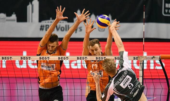 Marvin Prolingheuer (Düren), beim Schmetterball, hinten Robert Kromm (BR Volleys), und Paul Carroll (BR Volleys), beim Block BR Volleys Berlin - SWD powervolleys Düren Deutsche Volleyball Liga, Saison 2017 2018, Herren, Männer, Männer, men, Volleyball, Deutschland, Germany, Max-Schmeling-Halle Berlin, 14.1.2018