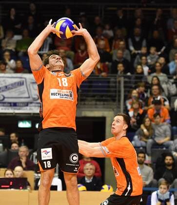 Pierre Pujol (BR Volleys), beim Zuspiel, rechts Graham Vigrass (BR Volleys), BR Volleys Berlin - SWD powervolleys Düren Deutsche Volleyball Liga, Saison 2017 2018, Herren, Männer, Männer, men, Volleyball, Deutschland, Germany, Max-Schmeling-Halle Berlin, 14.1.2018