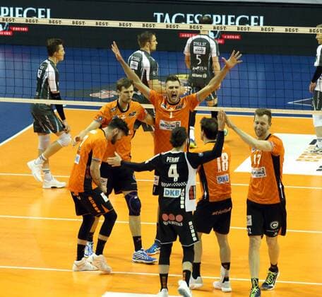 GER, 1.VBL, BR VOLLEYS VS. Dueren 14.01.2018, Max Schmeling Halle, Berlin, GER, 1.VBL, BR VOLLEYS VS. Dueren, im Bild Aleksander Okolic (BR Volleys 1), Robert Kromm (BR Volleys 3), Steven Marshall (BR Volleys 2), Pierre Pujol (BR Volleys 18), Egor Bogachev (BR Volleys 17), b4