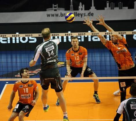 GER, 1.VBL, BR VOLLEYS VS. Dueren 14.01.2018, Max Schmeling Halle, Berlin, GER, 1.VBL, BR VOLLEYS VS. Dueren, im Bild Pierre Pujol (BR Volleys 18), Paul Carroll (BR Volleys 12), Graham Vigrass (BR Volleys 8), Jaromir Zachrich (Dueren 14)