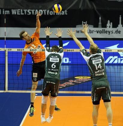 GER, 1.VBL, BR VOLLEYS VS. Dueren 14.01.2018, Max Schmeling Halle, Berlin, GER, 1.VBL, BR VOLLEYS VS. Dueren, im Bild Paul Carroll (BR Volleys 12), Karli Allik (Dueren 6), Jaromir Zachrich (Dueren 14)