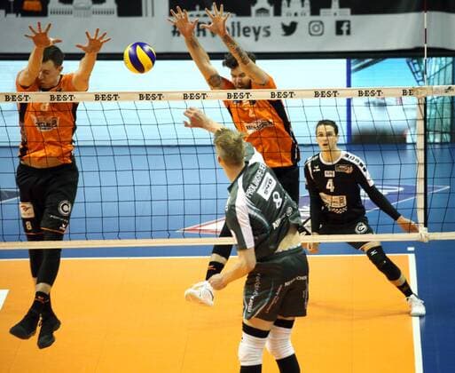 GER, 1.VBL, BR VOLLEYS VS. Dueren 14.01.2018, Max Schmeling Halle, Berlin, GER, 1.VBL, BR VOLLEYS VS. Dueren, im Bild Graham Vigrass (BR Volleys 8), Steven Marshall (BR Volleys 2), Marvin Prolingheuer (Dueren 8)