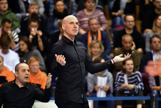 Luke Reynolds (Trainer BR Volleys), nachdenklich an der Seitenlinie BR Volleys Berlin - SWD powervolleys Düren Deutsche Volleyball Liga, Saison 2017 2018, Herren, Männer, Männer, men, Volleyball, Deutschland, Germany, Max-Schmeling-Halle Berlin, 14.1.2018