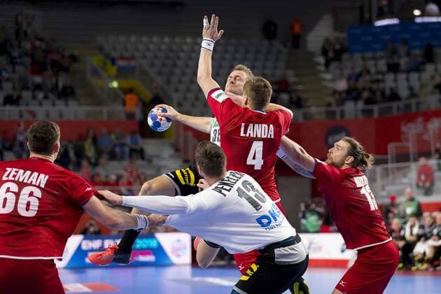 Julius Kuehn (Nr. 35, Deutschland) und Hendrik Pekeler (Nr. 13, Deutschland) gegen Stepan Zeman (Nr. 66, Tschechien), Jan Landa (Nr. 4, Tschechien) und Pavel Horak (Nr. 13, Tschechien). Deutschland - Tschechien, Hauptrunde, Handball, EHF Euro 2018, 19.01.18 Varazdin Varazdin Croatia Arena Varazdin Copyright: xAgentur54Gradx xFelixxKoenigx