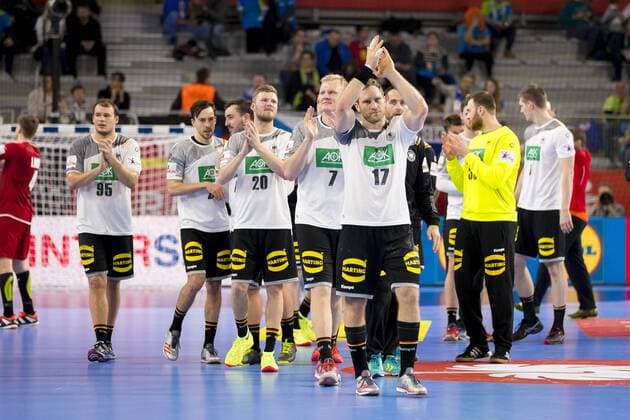 Die deutsche Mannschaft um Paul Drux (Nr. 95, Deutschland), Patrick Groetzki (Nr. 24, Deutschland), Philipp Weber (Nr. 20, Deutschland), Patrick Wiencek (Nr. 7, Deutschland), Steffen Weinhold (Nr. 17, Deutschland), Torhueter Andreas Wolff (Nr. 33, Deutschland), Finn Lemke (Nr. 6, Deutschland) feiert den Sieg. Deutschland - Tschechien, Hauptrunde, Handball, EHF Euro 2018, 19.01.18 Varazdin Varazdin Croatia Arena Varazdin Copyright: xAgentur54Gradx xFelixxKoenigx