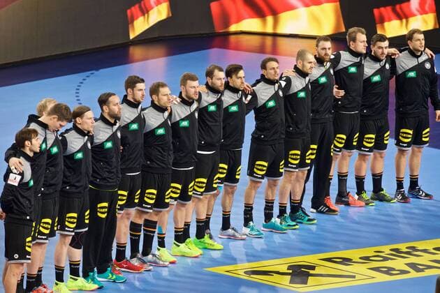 Handball Varazdin 19.01.2018 Europameisterschaft Herren Männer Euro Europameisterschaften Zwischenrunde Deutschland (GER) - Tschechien (CZE) Team vlnr.: Uwe Gensheimer (Deutschland, No.03) Finn Lemke (Deutschland, No.06) Patrick Wiencek (Deutschland, No.07) Tobias Reichmann (Deutschland, No.09) Silvio Heinevetter (Deutschland, TW, No.12) Hendrik Pekeler (Deutschland, No.13) Steffen Weinhold (Deutschland, No.17) Philipp Weber (Deutschland, No.20) Steffen Fäth (Deutschland, No.23) Faeth Fath Patrick Groetzki (Deutschland, No.24) Kai Häfner (Deutschland, No.25) Häfner Hafner Maximilian Janke (Deutschland, No.26) Andreas Wolff (Deutschland, TW, No.33) Julius Kühn (Deutschland, No.35) Kühn Kuhn Jannik Kohlbacher (Deutschland, No.48) Paul Drux (Deutschland, No.95)